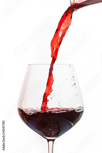 Photo: Rotwein wird ins Glas gegossen Rotwein wird ins Glas gegossen