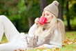 tee genuss im herbst frau blond