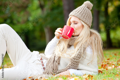 Photo: tee genuss im herbst frau blond tee genuss im herbst frau blond