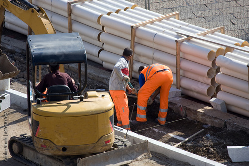 Photo: Operai in cantiere Operai in cantiere