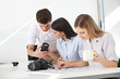Gruppe lernt im Fotokurs
