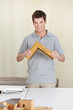 Handwerker mit Muster-Fensterrahmen