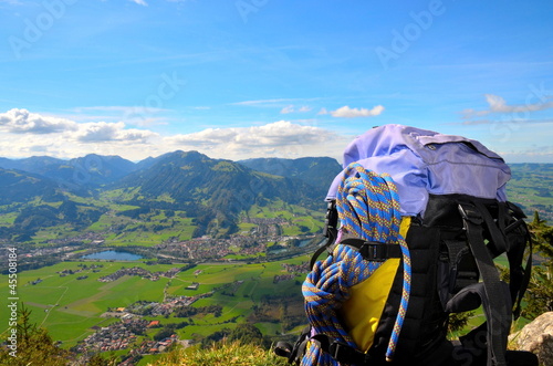 Photo: Rucksack mit Kletterseil am Gipfel Rucksack mit Kletterseil am Gipfel