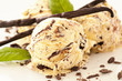 Vanilleeis mit Schokolade