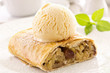 Apfelstrudel mit eis