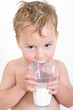 Kleiner Junge mit Milchbart