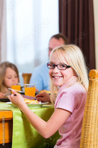 Photo: Familie isst zu Abend oder zu Mittag Familie isst zu Abend oder zu Mittag
