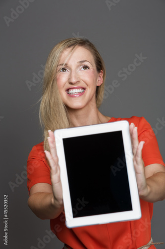 Photo: Frau hält Tabletpc Frau hält Tabletpc