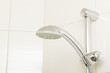 Brausekopf einer Dusche an seiner Halterung
