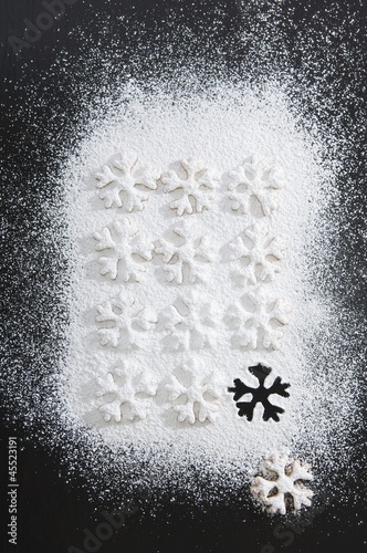 Photo: Christmas biscuits with icing sugar (overhead view) Christmas biscuits with icing sugar (overhead view)