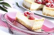 Foto: A slice of cheesecake with fresh berries A slice of cheesecake with fresh berries