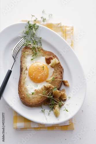 Photo: A slice of bread topped with scrambled eggs and cress A slice of bread topped with scrambled eggs and cress