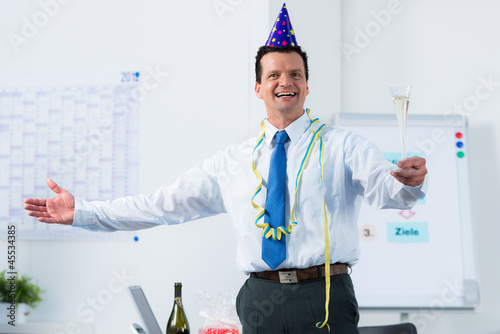 Photo: feierlicher anlass im büro feierlicher anlass im büro