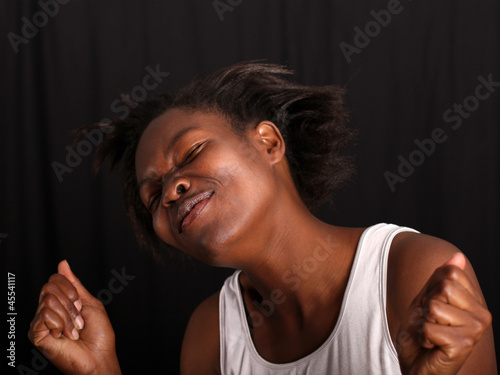 Photo: Afrikanerin tanzt selbstvergessen Afrikanerin tanzt selbstvergessen