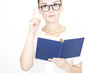 Frau beim Buch lesen