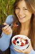 Photo: Hübsche Frau isst Müsli zum Frühstück Hübsche Frau isst Müsli zum Frühstück
