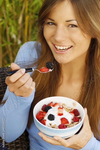 Photo: Hübsche Frau isst Müsli zum Frühstück Hübsche Frau isst Müsli zum Frühstück