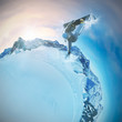 Snowboarder springt aus Halfpipe ins Bild Berg panorama