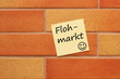 Wand mit einem gelben Zettel Flohmarkt