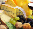 Käse mit Trauben und Walnüssen