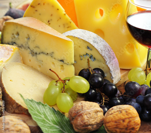 Photo: Käse mit Trauben und Walnüssen Käse mit Trauben und Walnüssen