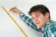 Mann mit Meter und Bleistift