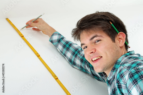 Photo: Mann mit Meter und Bleistift Mann mit Meter und Bleistift