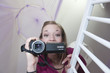 Photo: Maman qui filme son bébé dans le lit avec un caméscope Maman qui filme son bébé dans le lit avec un caméscope