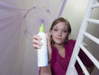 Maman qui met du spray nasal à son bébé