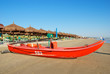 Pattino rosso sulla spiaggia