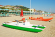 Spiaggia con coppia di pattini