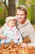papa und sohn im herbst