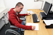 Rollstuhlfahrer am Arbeitsplatz 2
