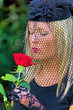 Witwe mit Schleier und Rose
