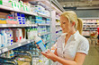 Frau kauft Milch im Supermarkt