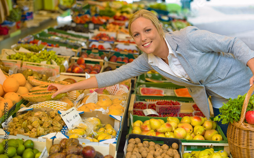 Photo: Frau am Obstmarkt mit Einkaufskorb Frau am Obstmarkt mit Einkaufskorb
