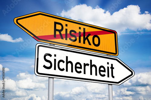 Photo: Wegweiser mit Risiko und Sicherheit Wegweiser mit Risiko und Sicherheit