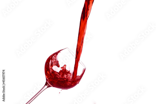 Photo: Rotwein wird in ein Weinglas eingegossen Rotwein wird in ein Weinglas eingegossen