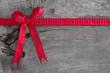 Weihnachtlicher Holzhintergrund mit roter Schleife