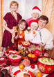 Foto: Family Enjoying Christmas Meal At Home Family Enjoying Christmas Meal At Home