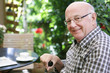 Senior im Garten