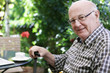 Senior im Garten