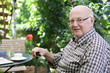 Senior im Garten