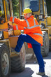 Foto: Bauarbeiter an einer Arbeitsmaschine Bauarbeiter an einer Arbeitsmaschine