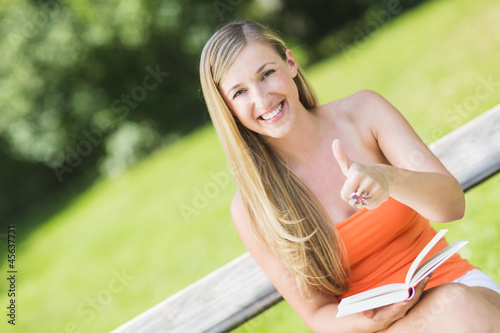 Photo: Frau genießt Pause im Park Frau genießt Pause im Park