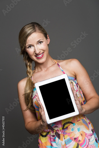 Photo: Frau hält ein Tabletpc Frau hält ein Tabletpc