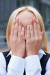 Geschäftsfrau hält Augen zu