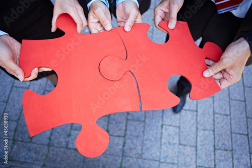 Photo: Hände halten Puzzleteile Hände halten Puzzleteile