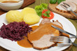 Scheinebraten, Klöße, Rotkohl