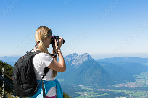Photo: Mit Fernglas in die Weite schauen Mit Fernglas in die Weite schauen